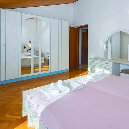 Apartment 3 Bedroom Amazing In Podstrana