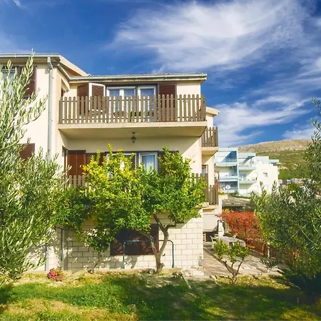 3 Bedroom Amazing In Apartamento Podstrana