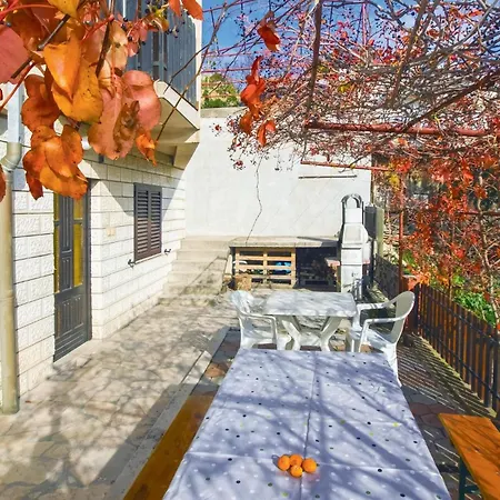 Apartment 3 Bedroom Amazing In Podstrana